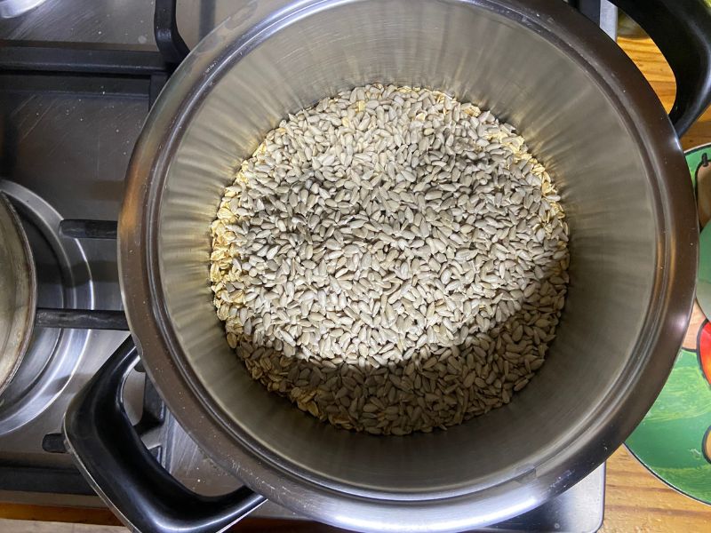 the best granola in only 20 min on the stovetop, first step, oats and sunflower seeds in a pot