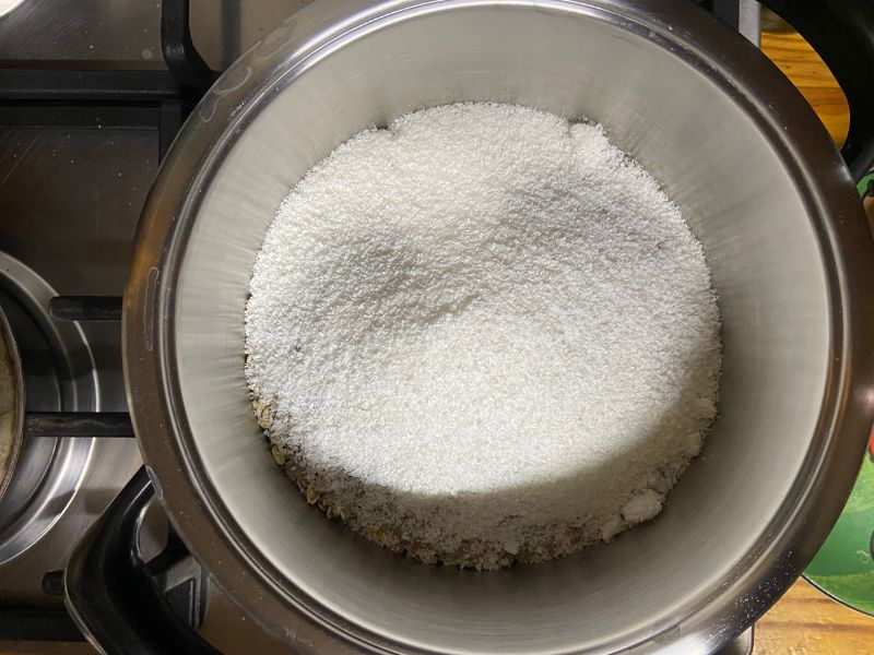 the best granola in only 20 min on the stovetop, first step, oats, sunflower seeds and desiccated coconut in a pot